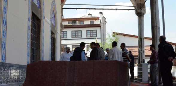 Cami girişinde şok