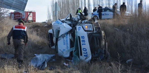 Cenaze Nakil Aracı Şarampole Uçtu 1 Ölü 1 Yaralı 