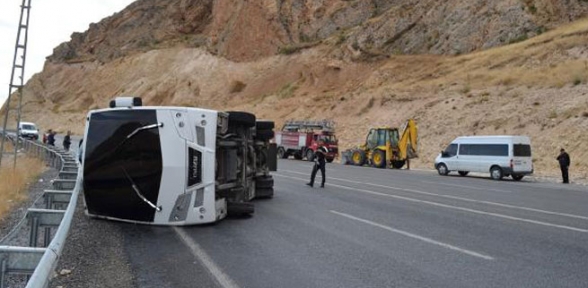Çevik Kuvvet otobüsü devrildi. 10 polis yaralı