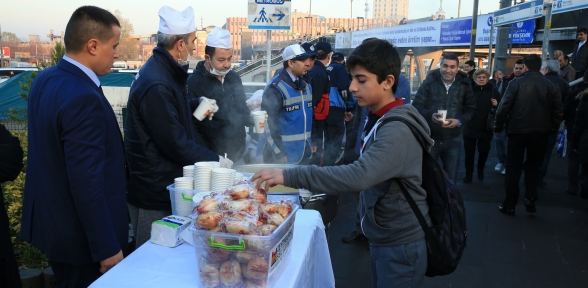 Cevizlibağda Vatandaşlara Sabah Çorbası Sürprizi
