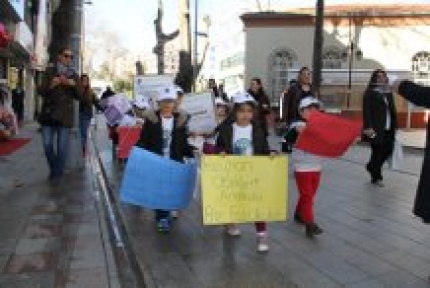 ÇEVRECİ MİNİKLER İŞ BAŞINDA