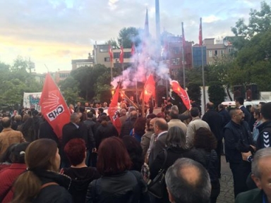 CHP Kartal Örgütü meydanda darağacı altında Deniz Gezmiş ve arkadaşlarını anıyor.