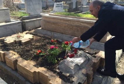 CHP Milletvekili Tekin Deniz Gezmişin kabrini ziyaret etti