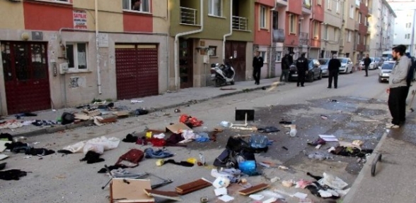 Cinnet Getiren Genç Kendini Eve Kilitleyip Eşyaları Sokağa Fırlattı