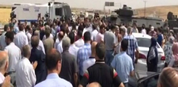 Cizre ye gitmek isteyen HDP lilerin yolu Midyat ta kesildi