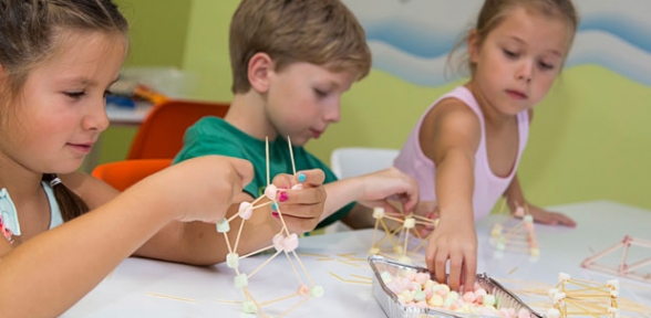 Çocuklar ile lokumdan köprü yapımı