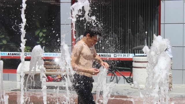 Çocukların Fıskiyelerde Serinleme Keyfi