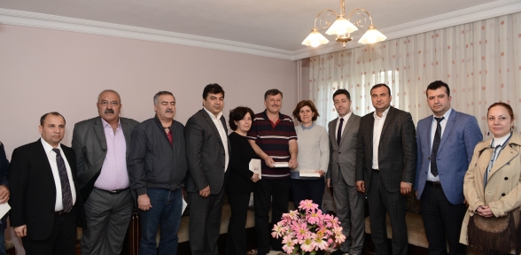 Çökme yaşanan binaya belediyeden ziyaret