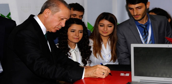 Cumhurbaşkanı Erdoğan otomobile imza attı