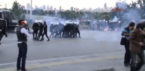 Cumhurbaşkanlığı Sarayı na yürümek isteyen gruba müdahale