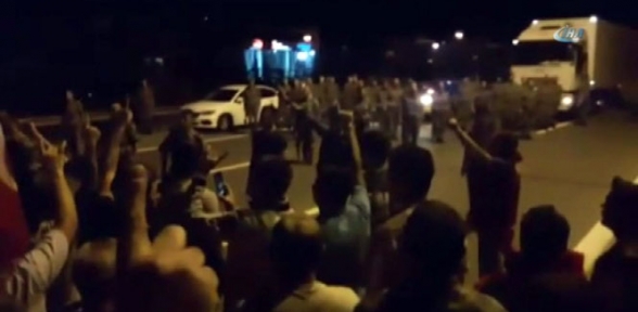 Darbe gecesi vatandaşlar askerleri böyle ikna etti