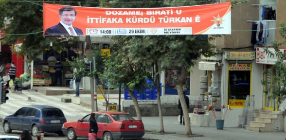 Davutoğlu için Kürtçe Kürt-Türk ittifakı afişleri asıldı