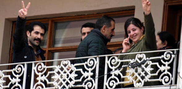 DBP Van İl Eşbaskanı Caziye Duman evine yapılan operasyonda gözaltına alındı.