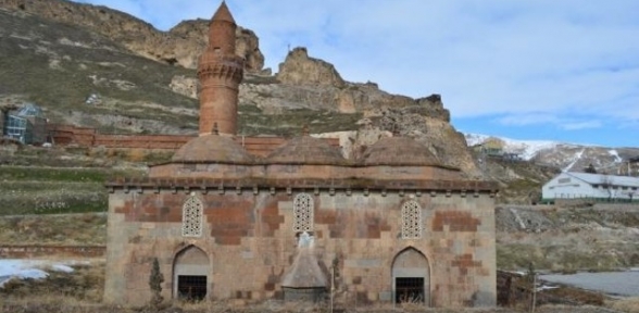 Değerli diye tarihi caminin duvarındaki taşı söktüler