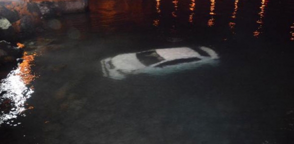 Denize uçan otomobildeki 5 kişiyi sahildekiler kurtardı