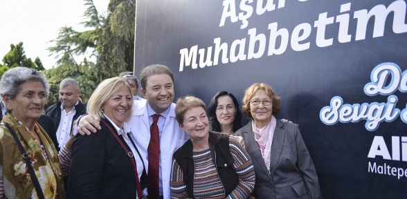 Dev kazanlarla 10 bin kişiye aşure dağıtıldı