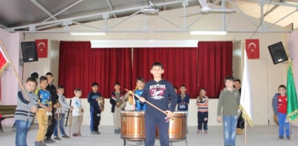 Devamsızlığı Mehterle Yendiler