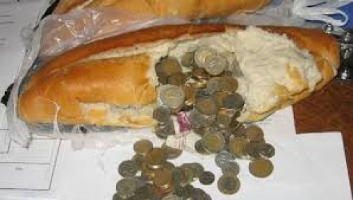 Dilencinin ekmeğinden çıkanlara polisler bile inanamadı Uyanık dilencinin oyunu nasıl çözüldü