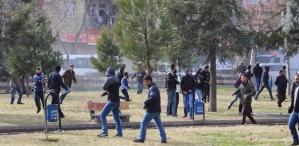 Diyarbakır Karıştı 1 Genç Başından Vurularak Öldürüldü