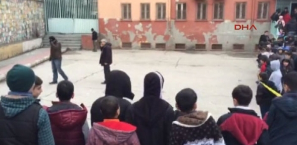 Diyarbakırda ilköğretim okulunun bahçesine el yapımı patlayıcı attılar