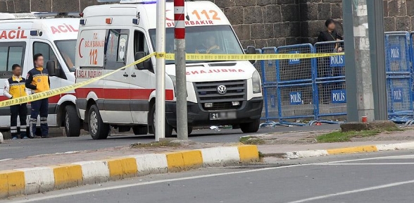 Diyarbakırda Polis Aracına Saldırı