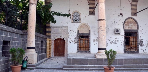 Diyarbakırda Tarihi Cami Yanıyor 