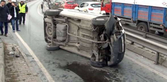 E5 Te Kontrolden Çıkan Otomobil Yan Yattı 