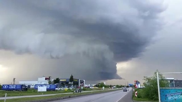Edirne yi Ürperten Kara Bulutlar Sardı