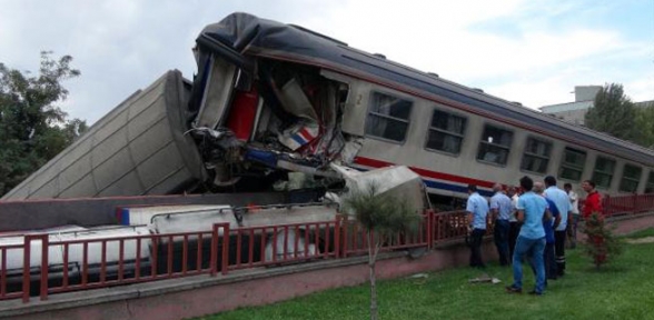 Elazığ da iki tren çarpıştı