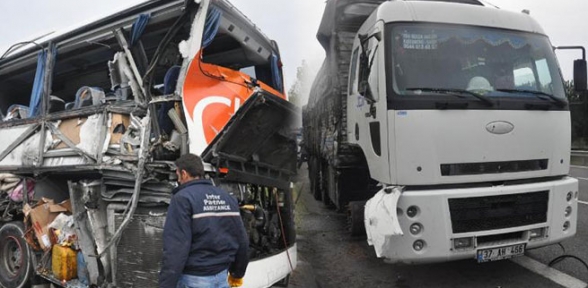 Emniyet şeridinde feci kaza. 2 ölü 4 yaralı