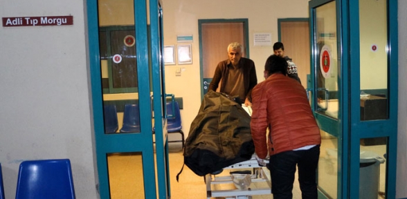 Eşini vahşice öldürdü