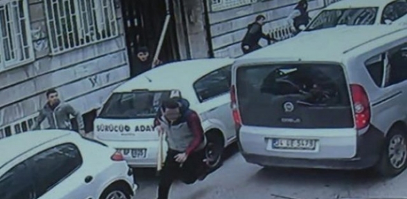 Eve Giren Hırsızlar Ev Sahibini Sopayla Kovaladı