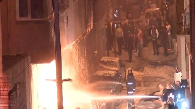 İstanbul da 5 Araç Alev Alev Yandı! Mahalleli Büyük ...