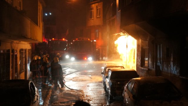 Eyüp te Park Halindeki 5 Araç Yandı