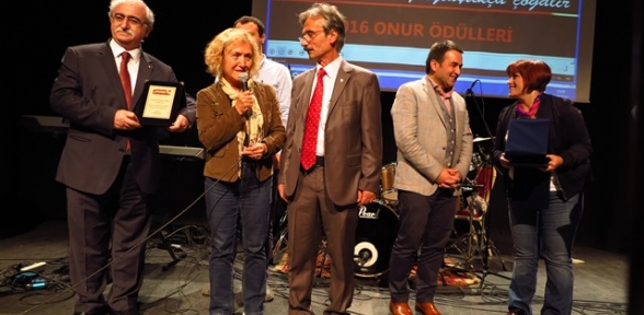 Flaş ödüller sahiplerine verildi