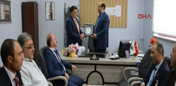 Gazilerden Atatürk Üniversitesi Aydın Doğan İlkokulu na plaket