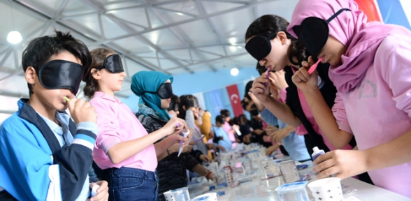 Geçici görme engelli 420 çocuktan diş fırçalama rekoru