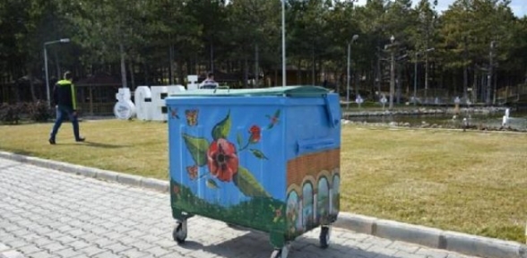 Gediz de Çöp Konteynerleri Tuval Oldu