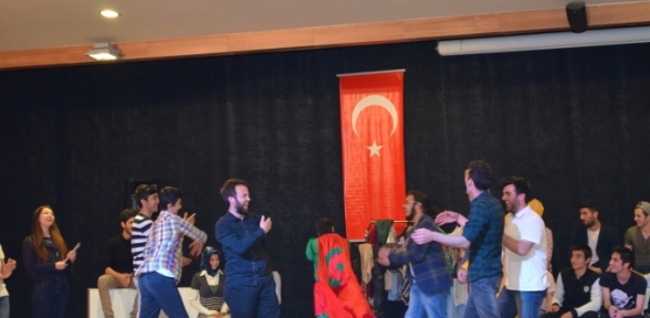 Genç Gelecek Tiyatro kulübünün Ah Şu Gençler isimli oyunu sahnelendi
