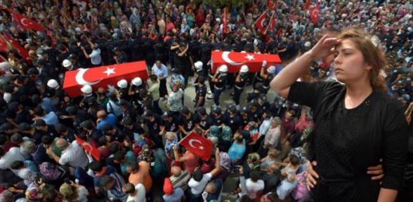 Gözleri önünde şehit edilen babasını asker selamıyla uğurladı