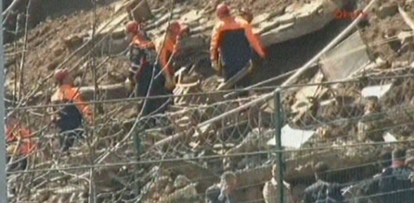 Gülhane Parkında duvar çöktü enkaz altında kalanlar var