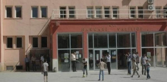 Hakkari de 1 PKK lı terörist silahıyla teslim oldu