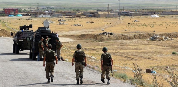 Hakkari de yol kontrolü yapan askerlere saldırı