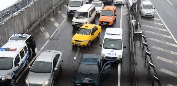 Haliç Köprüsü çıkışındaki kaza trafiği felç etti