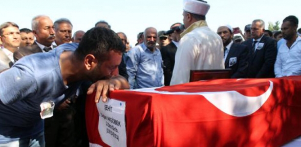 Hatay şehidine ağladı