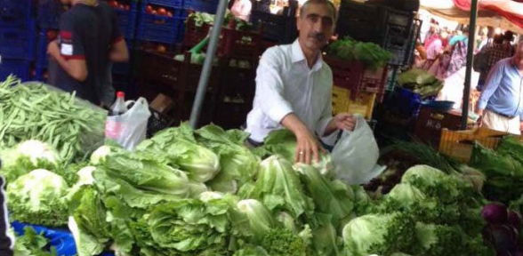HDP li aday pazarda yeşillik satıyor