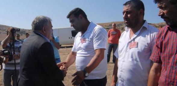 HDP li bakan şehit evini ziyaret etti