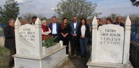 HDP Milletvekilleri Öcalanın Anne ve Babasının Mezarını Ziyaret Etti
