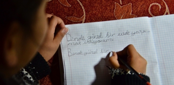 Her Gün Defterine Aynı Cümleyi Yazıyor 