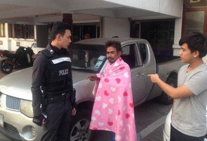 Hırsız çalmak için girdiği arabada uyuya kaldı